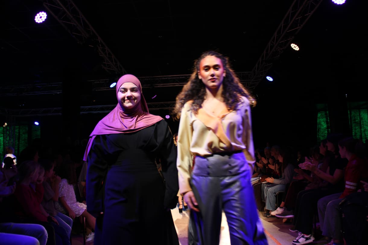 Jung-Designer:in und ihr Model
