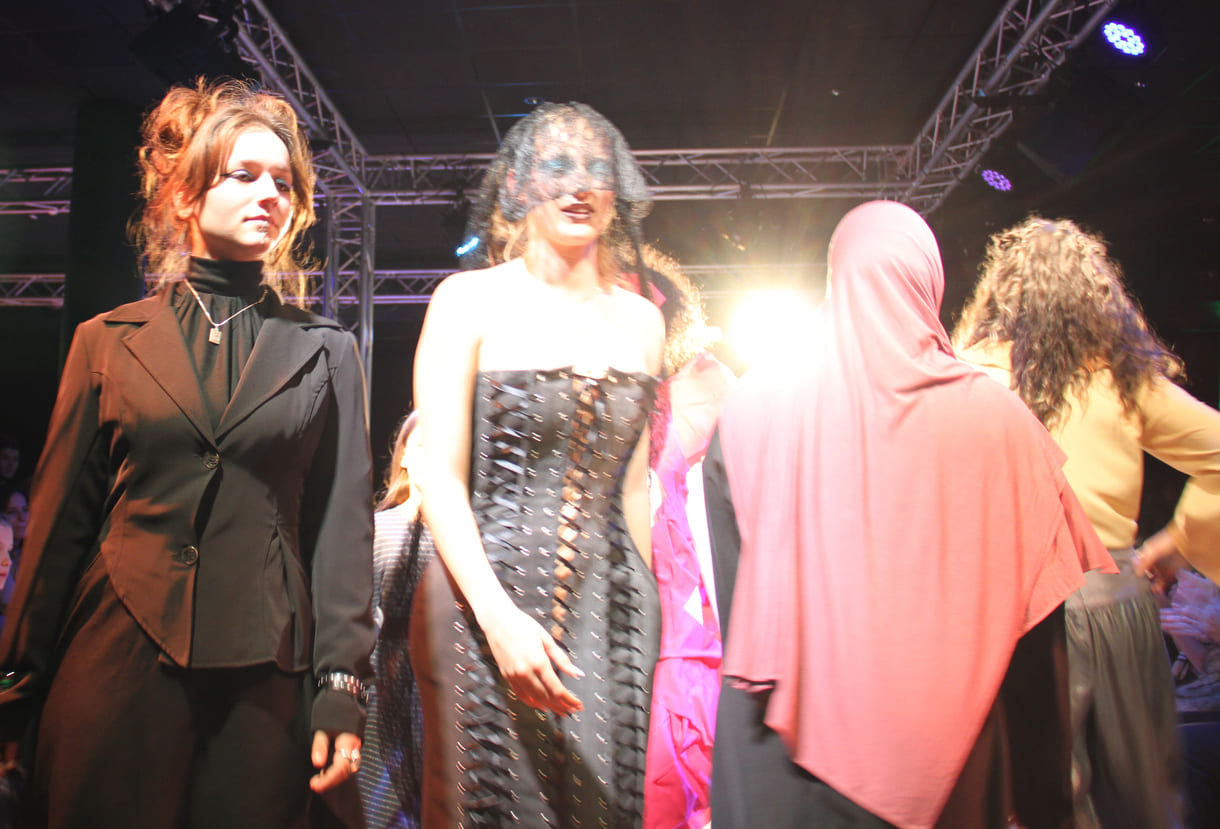 Jung-Designer:in und ihr Model