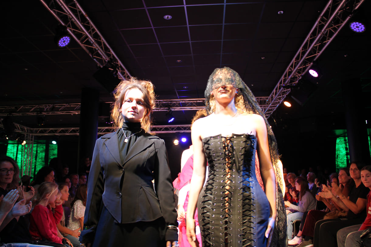 Jung-Designer:in und ihr Model