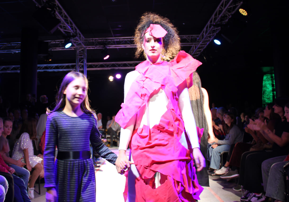Jung-Designer:in und ihr Model