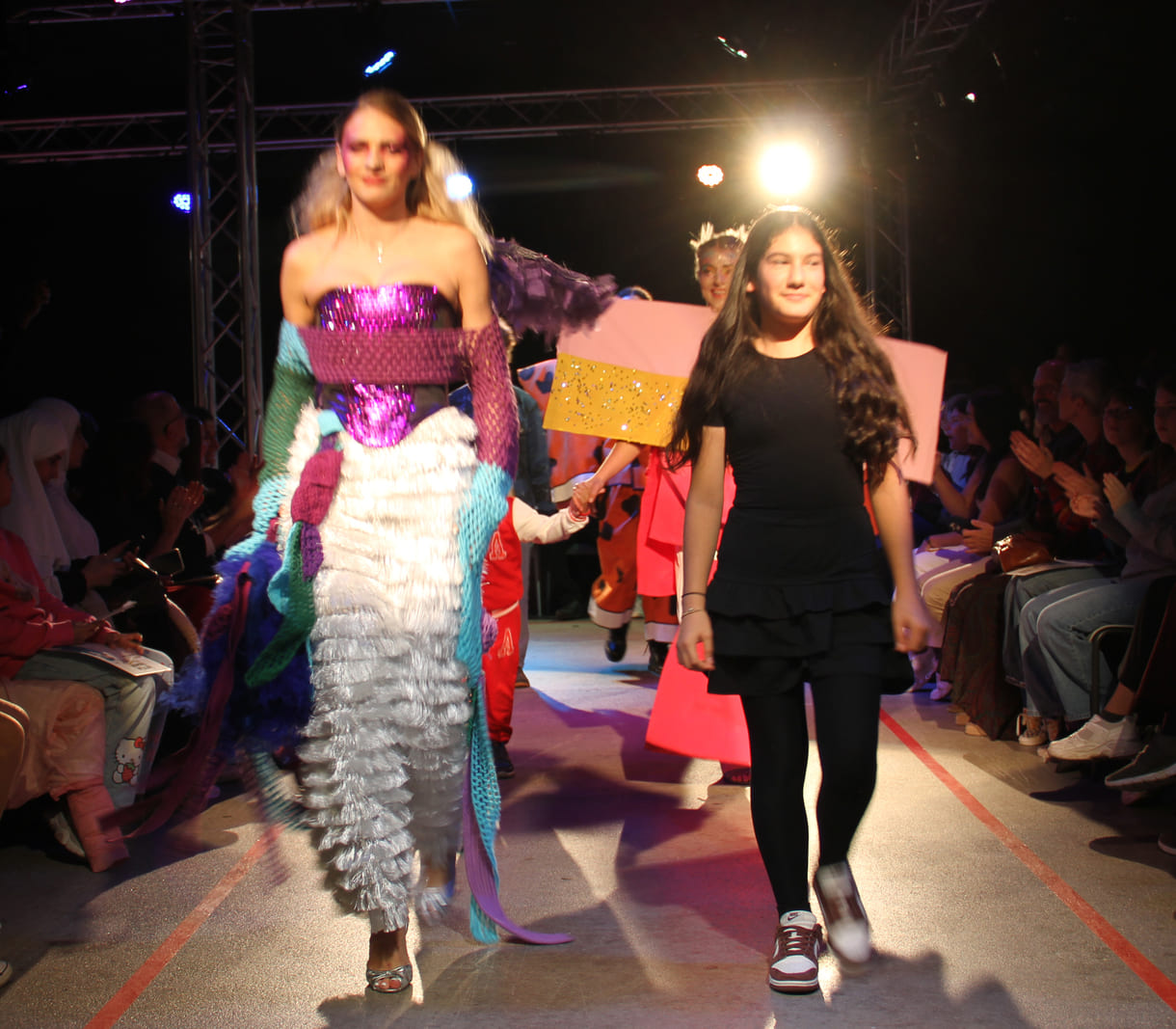 Jung-Designer:in und ihr Model