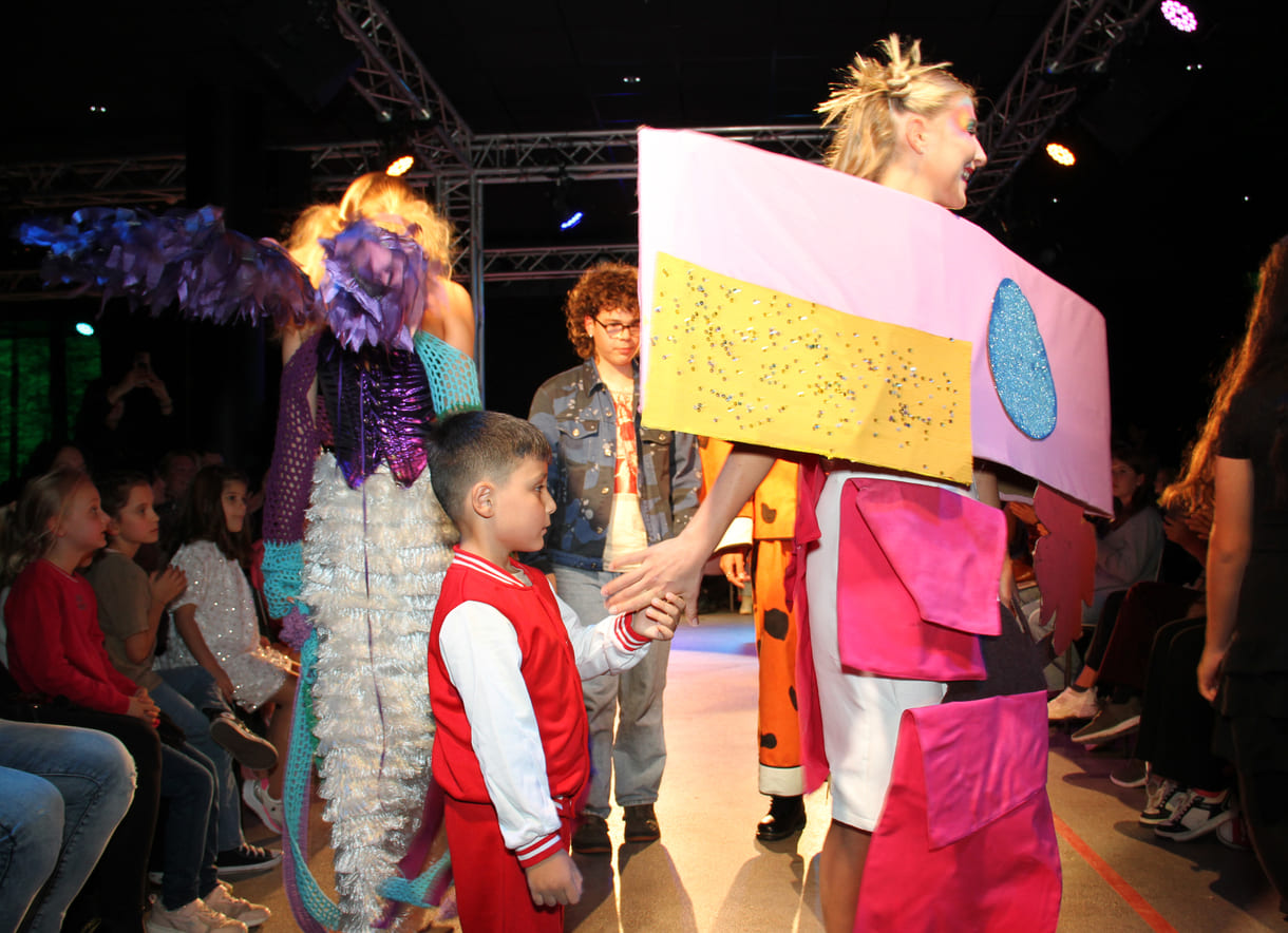 Jung-Designer:in und ihr Model