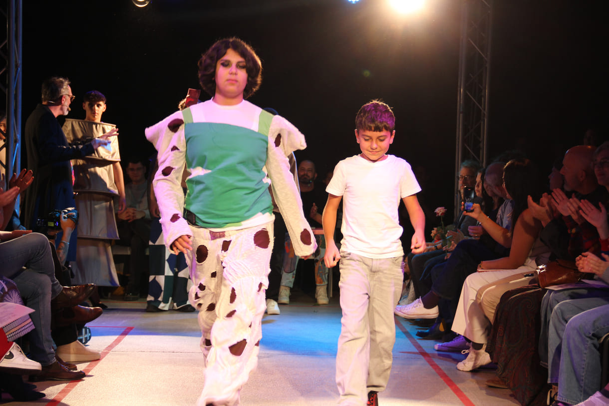 Jung-Designer:in und ihr Model
