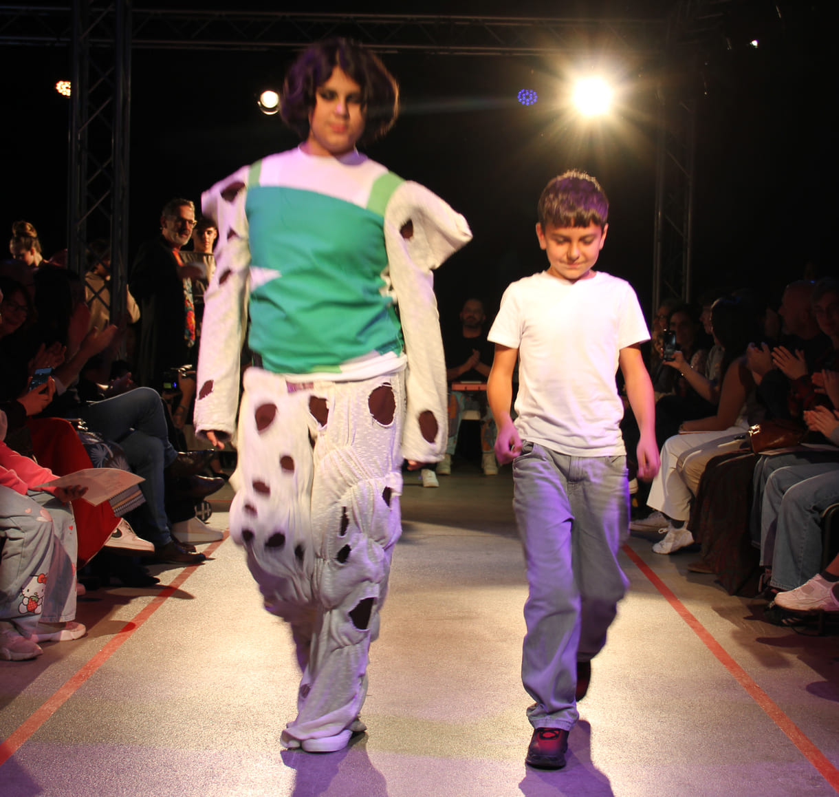 Jung-Designer:in und ihr Model
