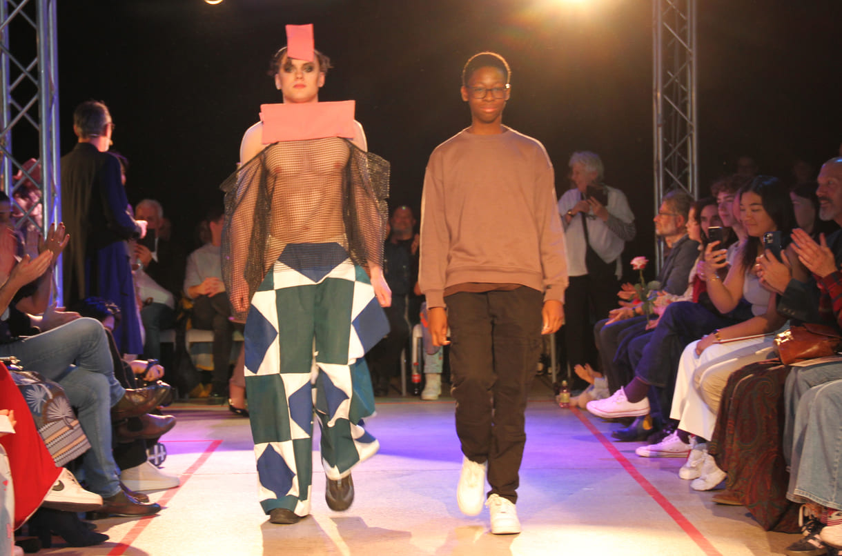 Jung-Designer:in und ihr Model