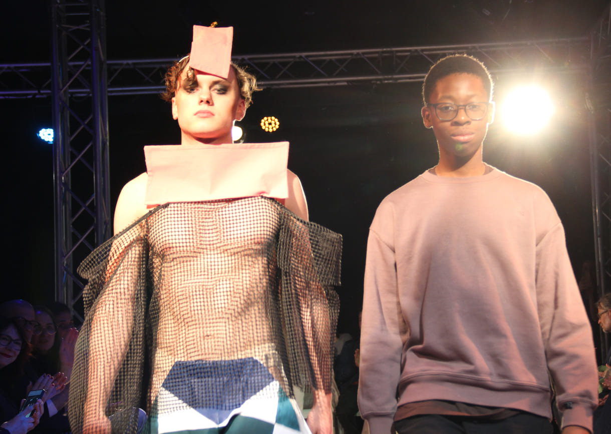 Jung-Designer:in und ihr Model