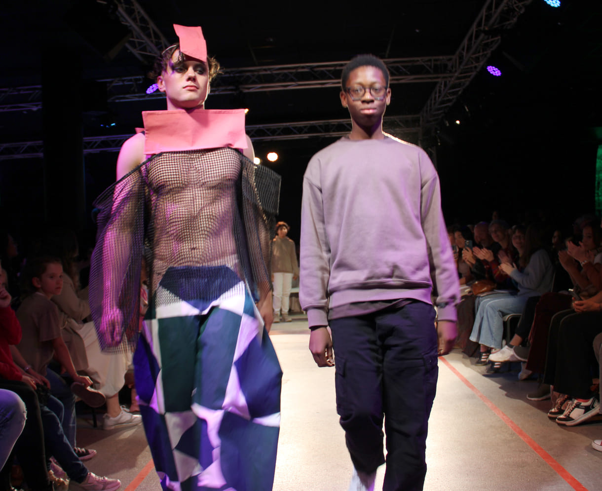 Jung-Designer:in und ihr Model