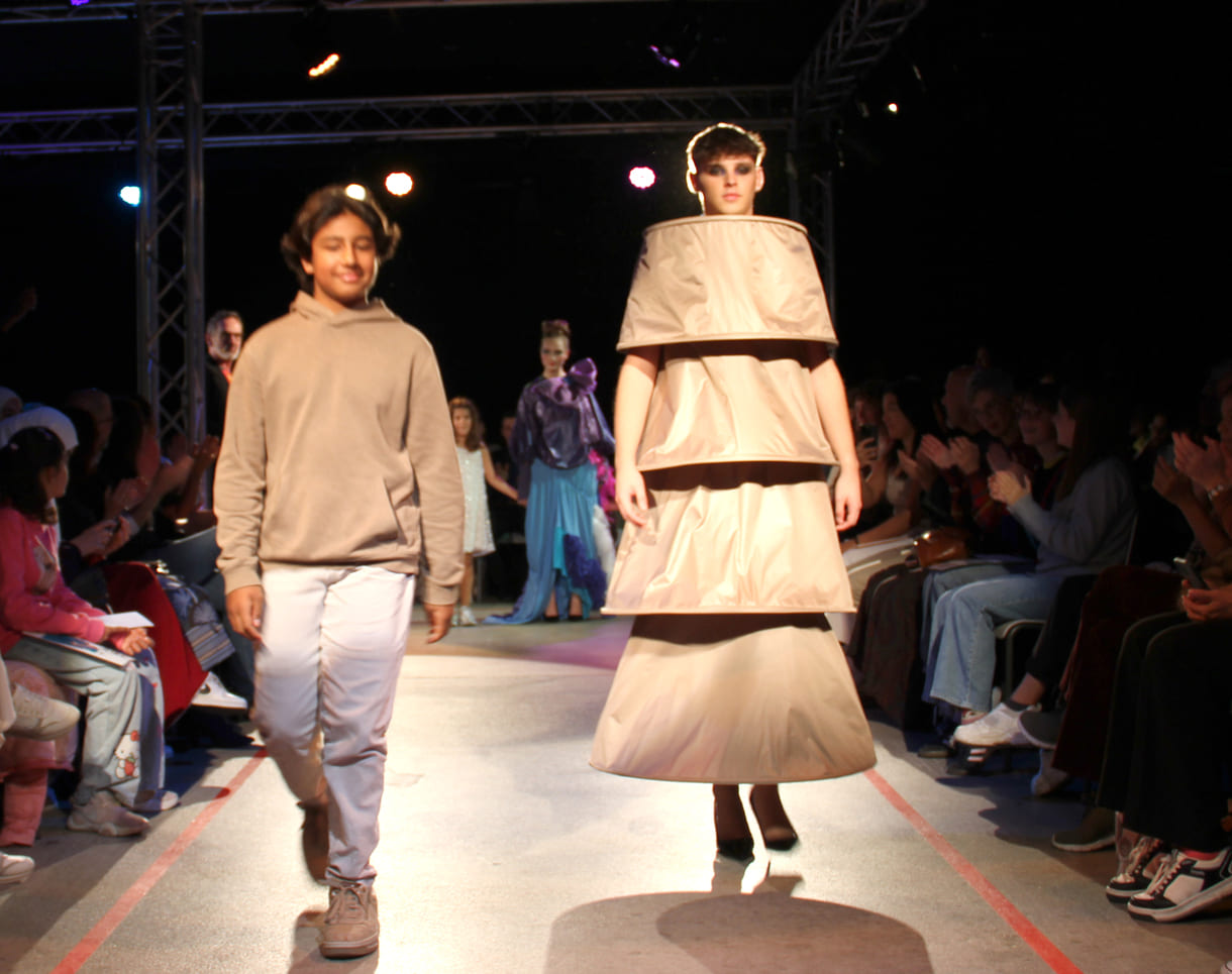 Jung-Designer:in und ihr Model