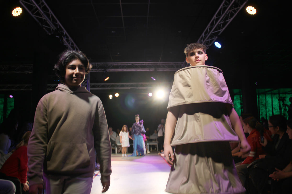 Jung-Designer:in und ihr Model