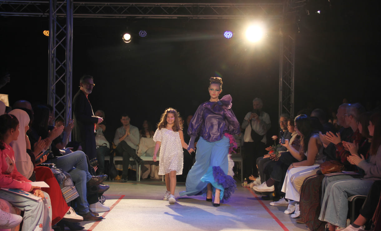 Jung-Designer:in und ihr Model
