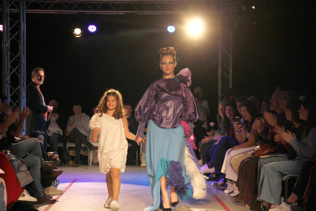 Jung-Designer:in und ihr Model