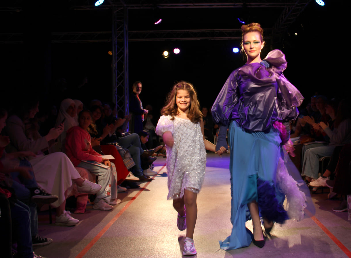 Jung-Designer:in und ihr Model