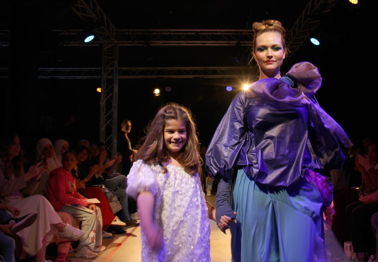 Jung-Designer:in und ihr Model