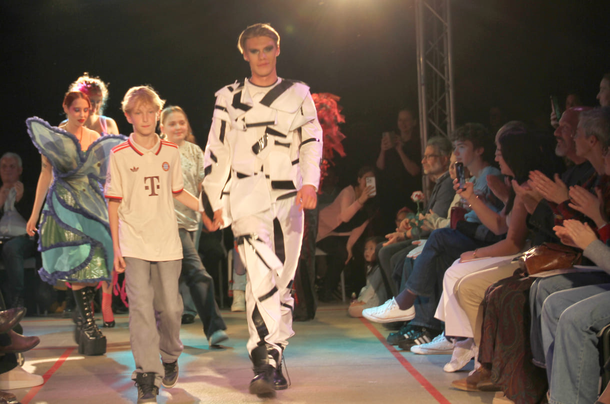Jung-Designer:in und ihr Model