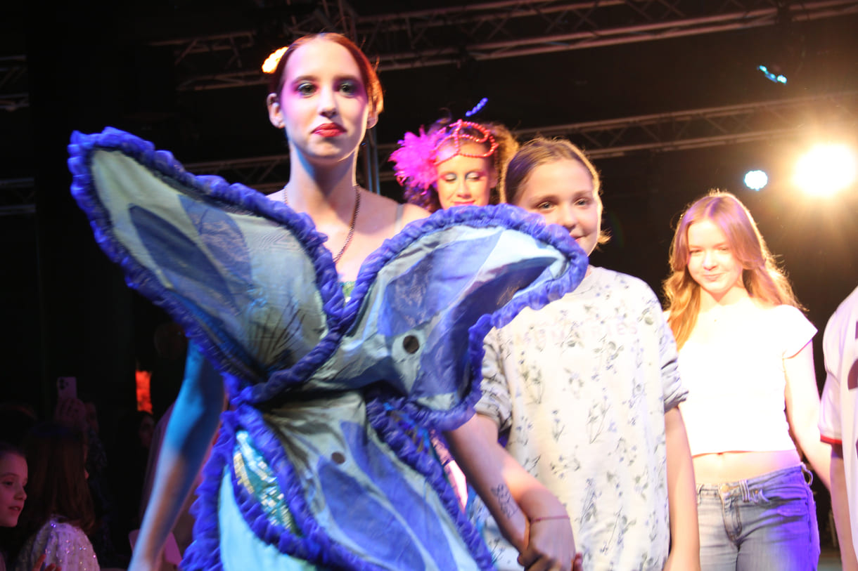 Jung-Designer:in und ihr Model