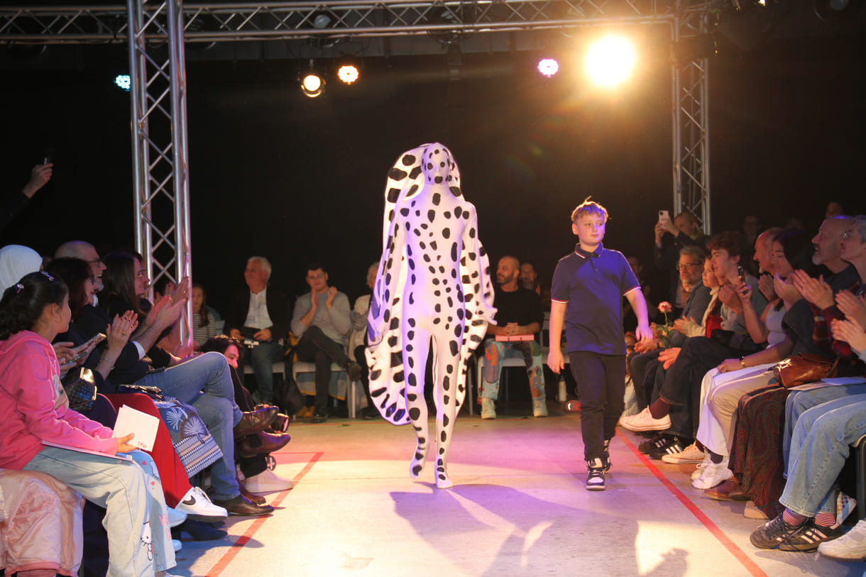Jung-Designer:in und ihr Model