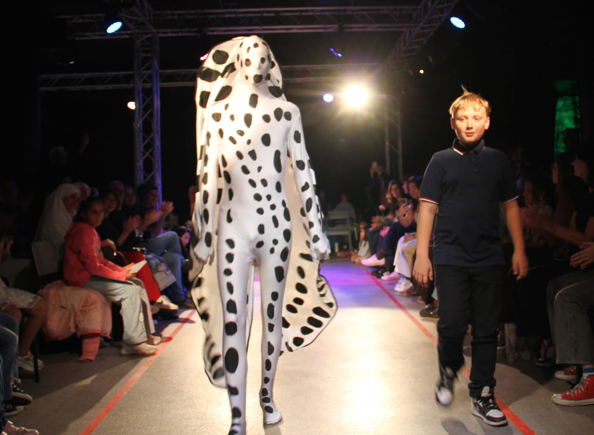 Jung-Designer:in und ihr Model