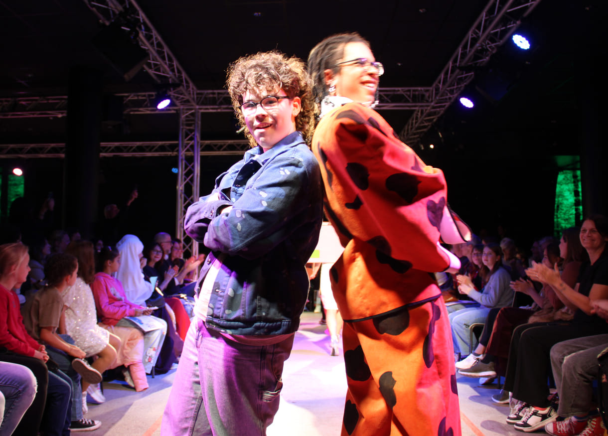 Jung-Designer:in und ihr Model