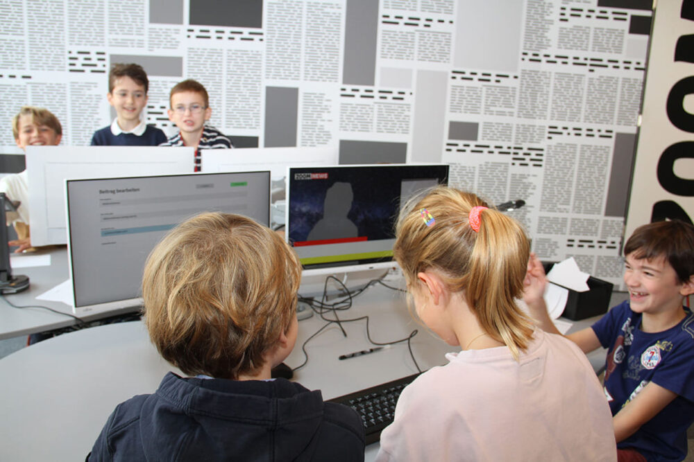 Kinder im Zoom Newsroom