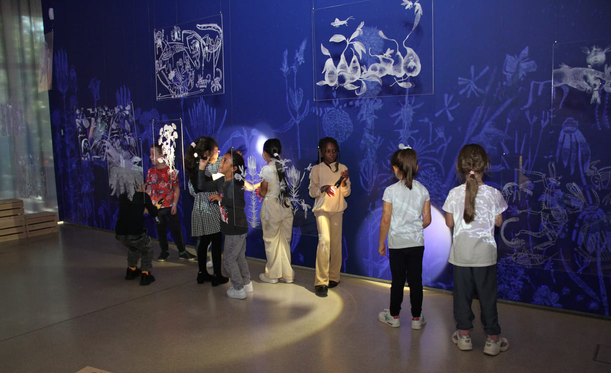 Ausstellungsobjekte animieren zu eigenen Schattenspielen