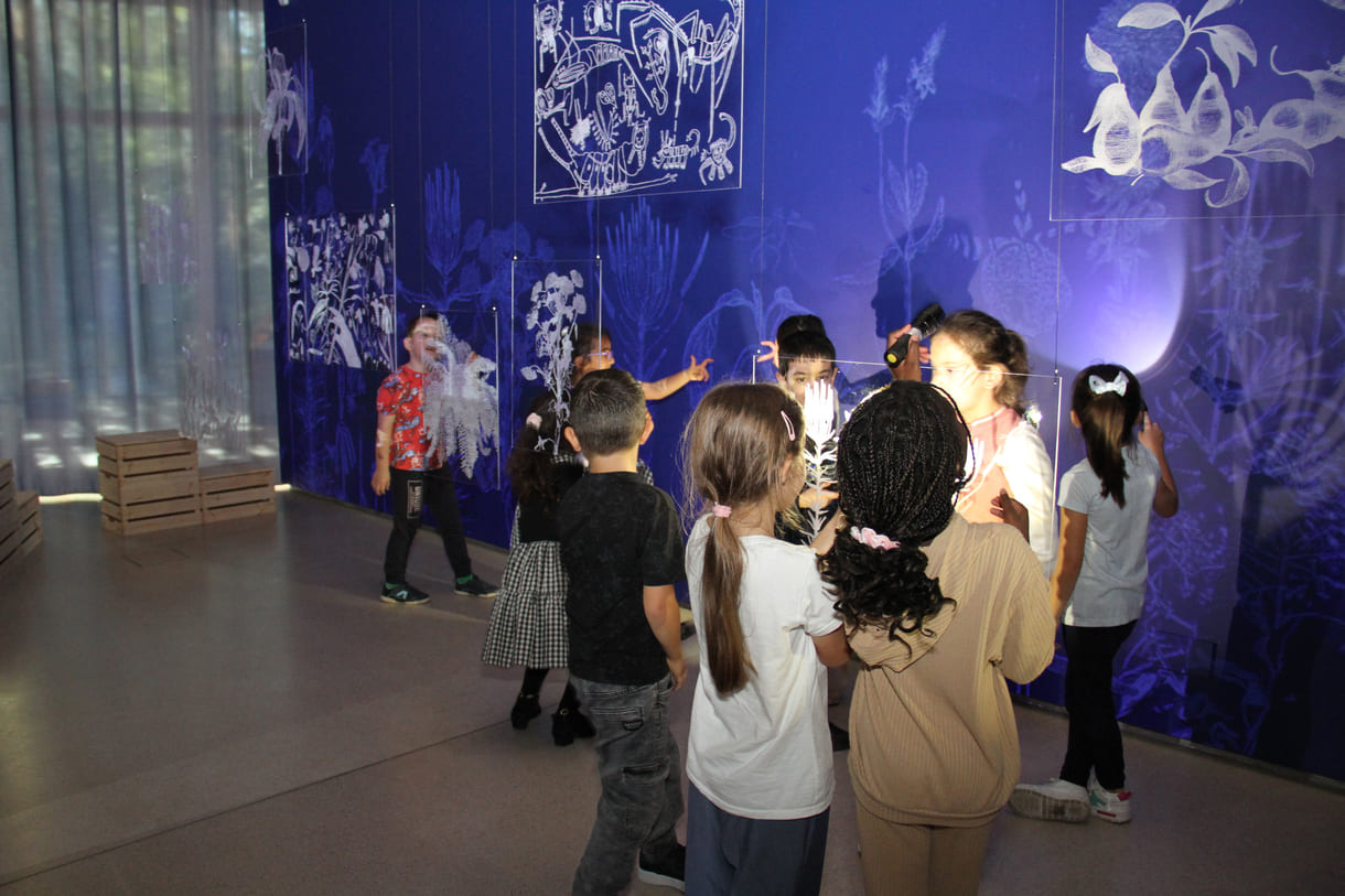 Ausstellungsobjekte animieren zu eigenen Schattenspielen