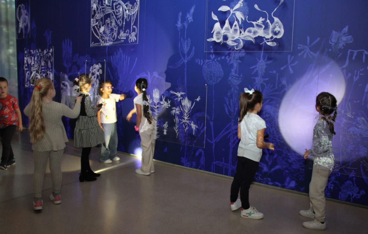 Ausstellungsobjekte animieren zu eigenen Schattenspielen