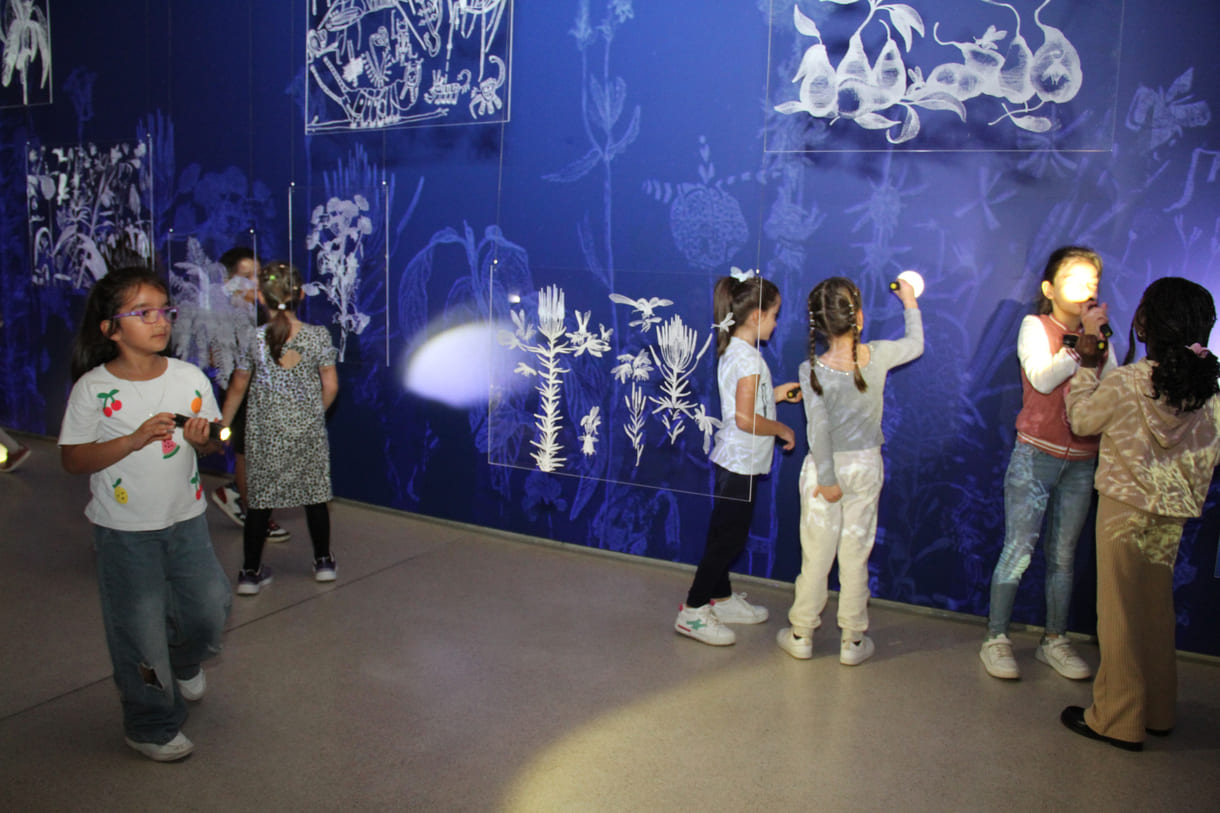 Ausstellungsobjekte animieren zu eigenen Schattenspielen