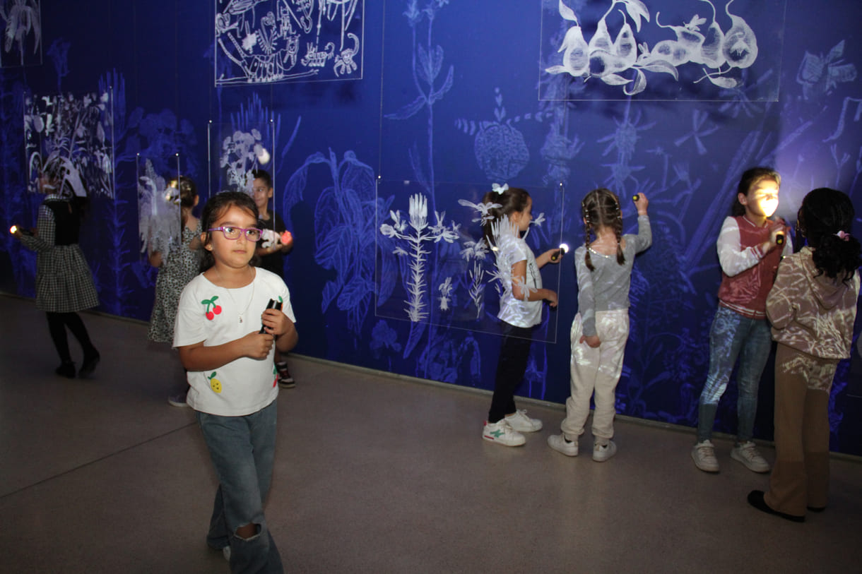 Ausstellungsobjekte animieren zu eigenen Schattenspielen