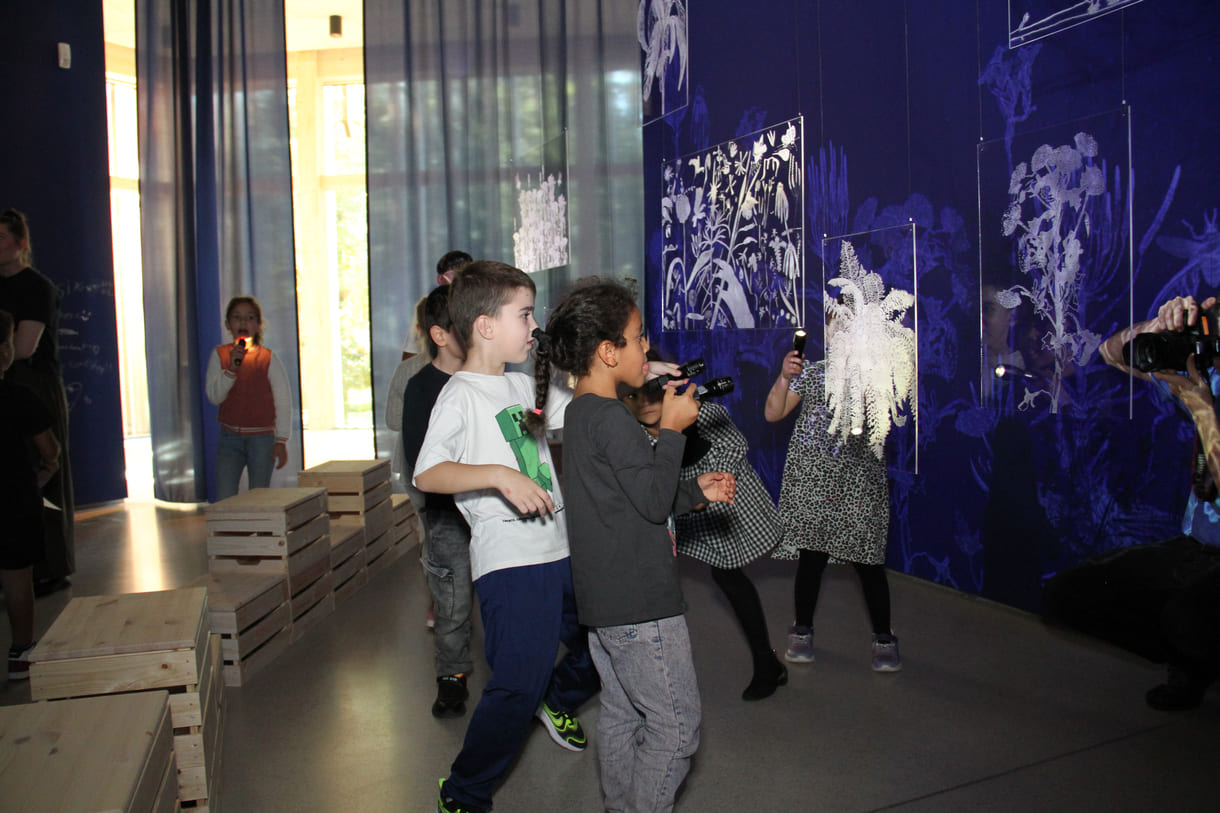 Ausstellungsobjekte animieren zu eigenen Schattenspielen