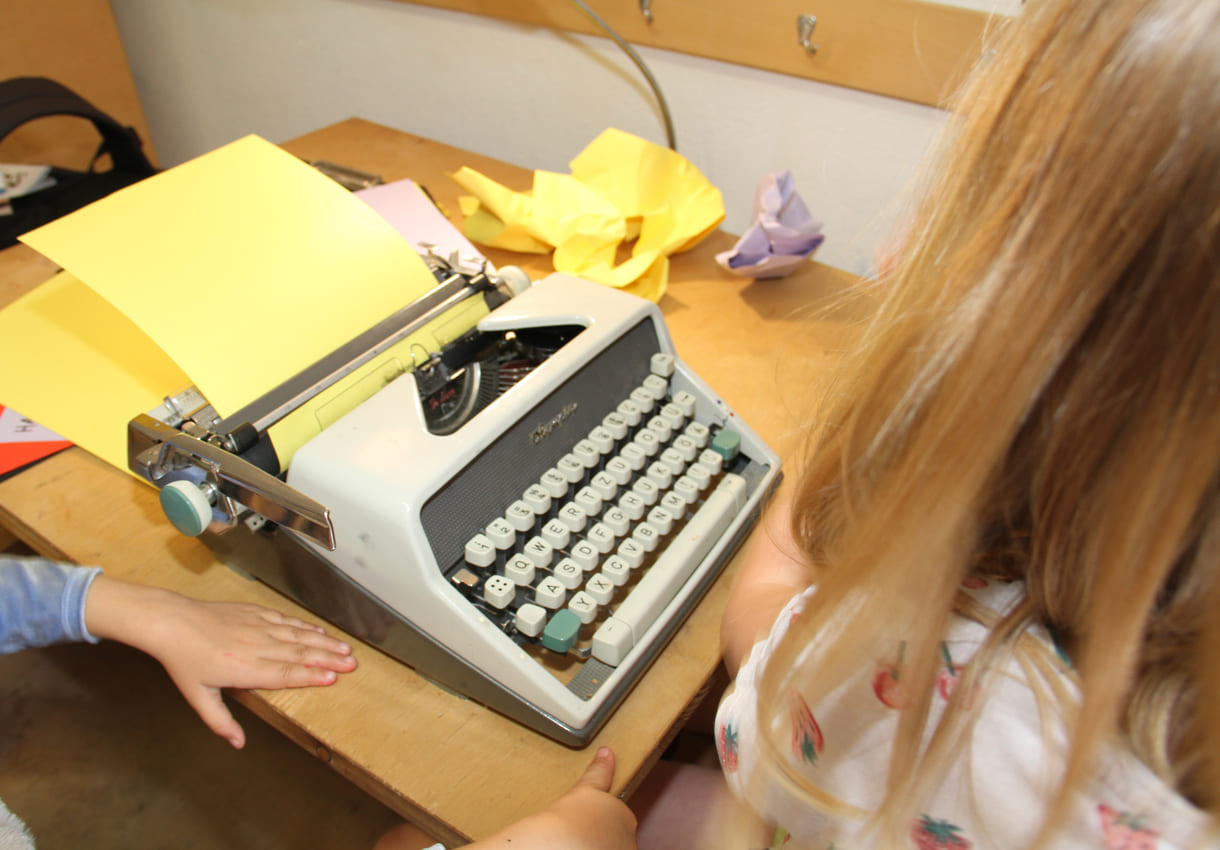 Tippen auf einer Schreibmaschine