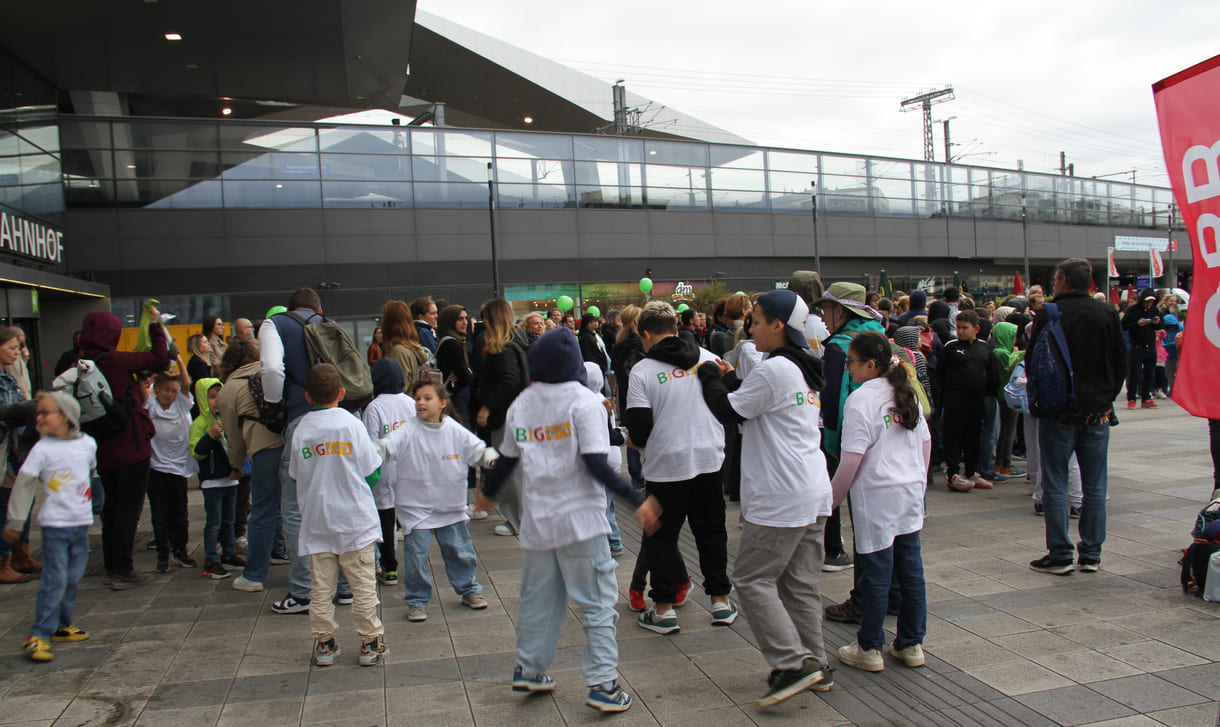 Kinder vor der Bühne