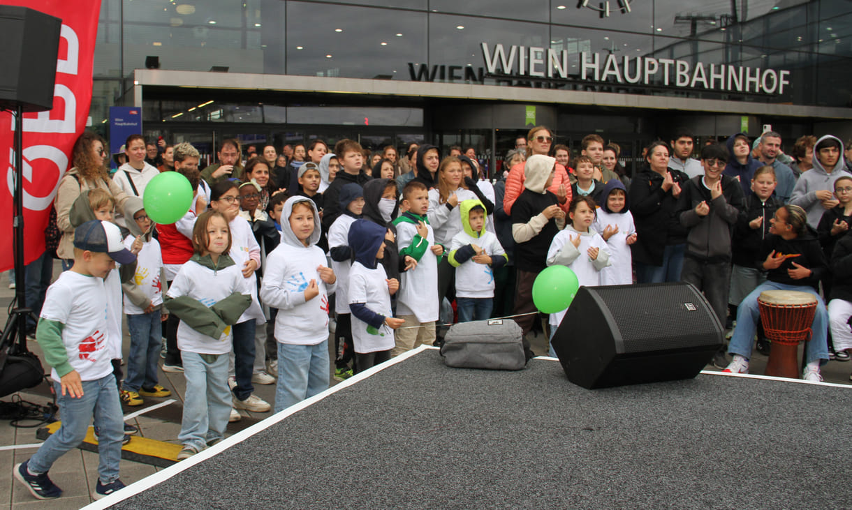 Kinder vor der Bühne