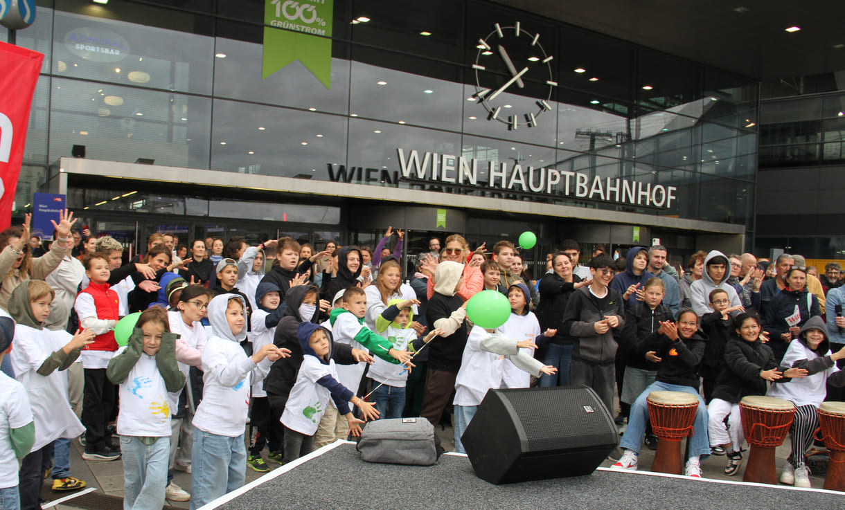 Kinder vor der Bühne