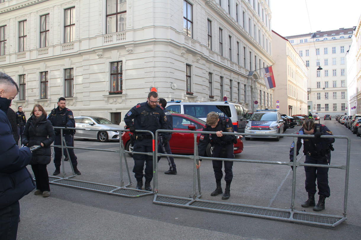 Absperrgitter, Polizist:innen