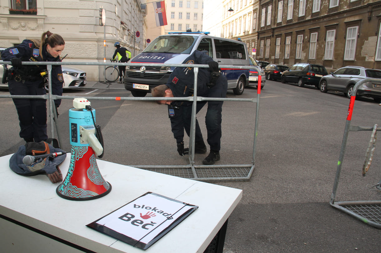 Absperrgitter, Polizist:innen