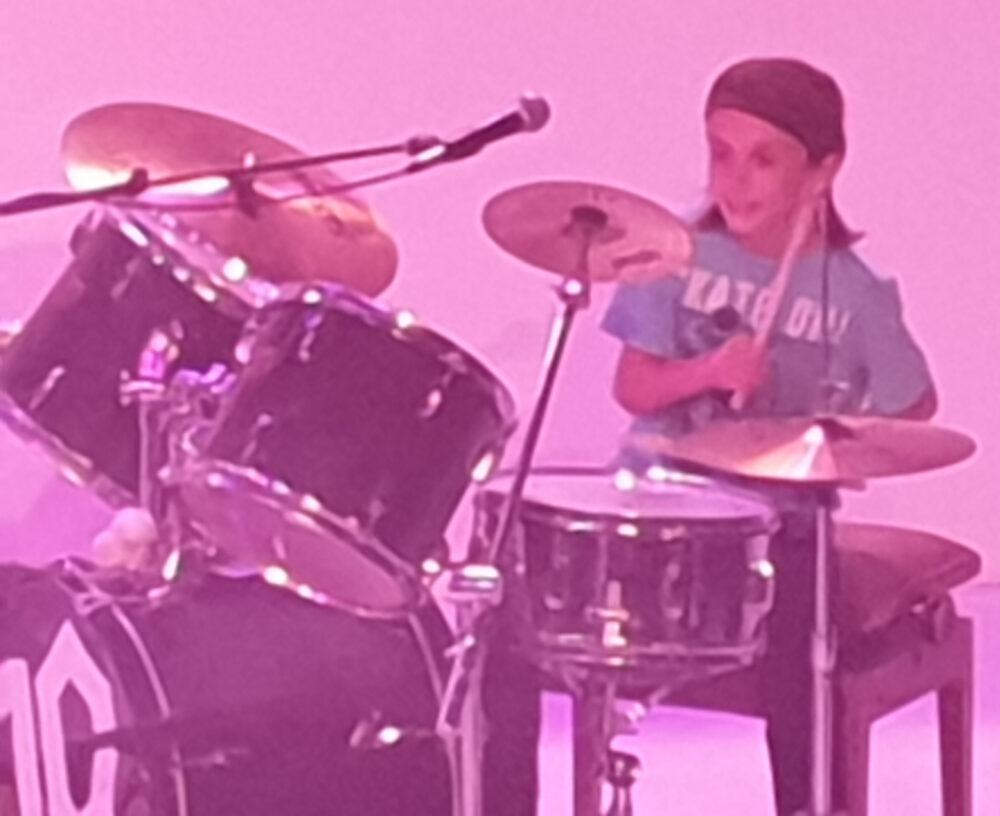 9-Jähriger am Schlagzeug