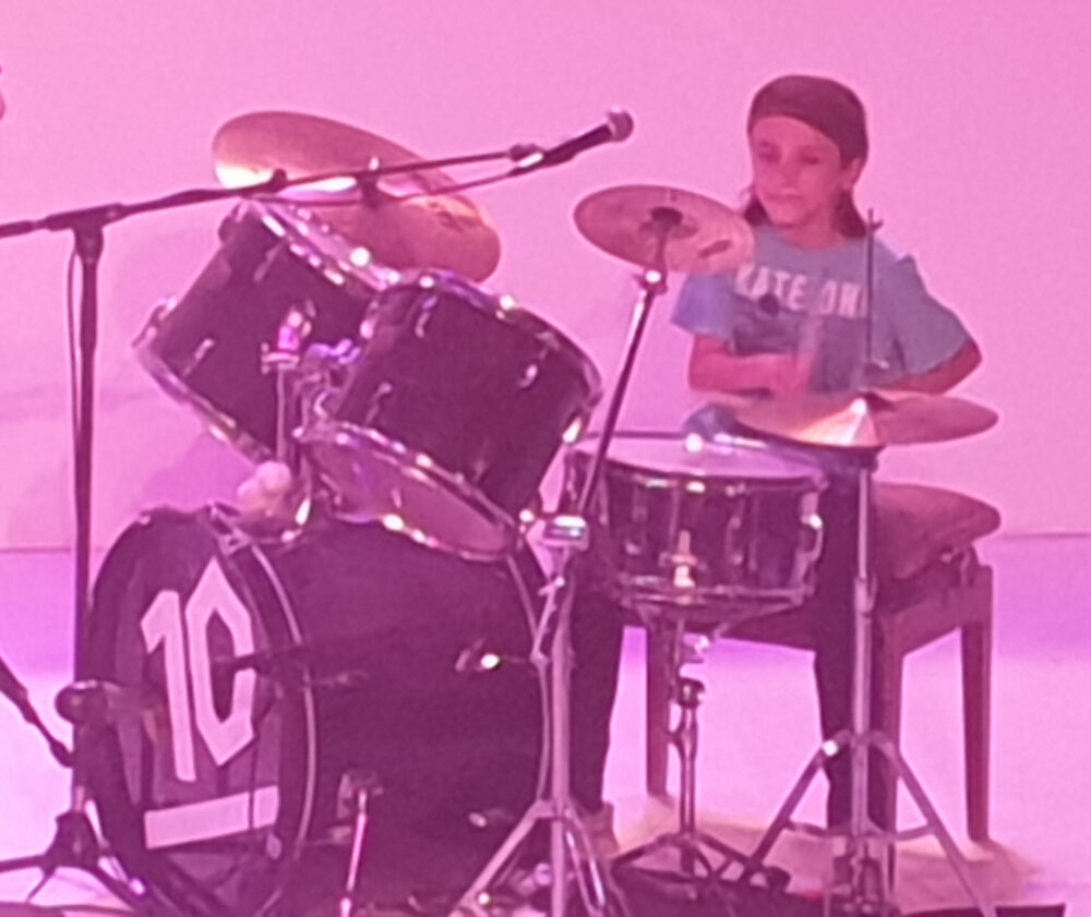 9-Jähriger am Schlagzeug