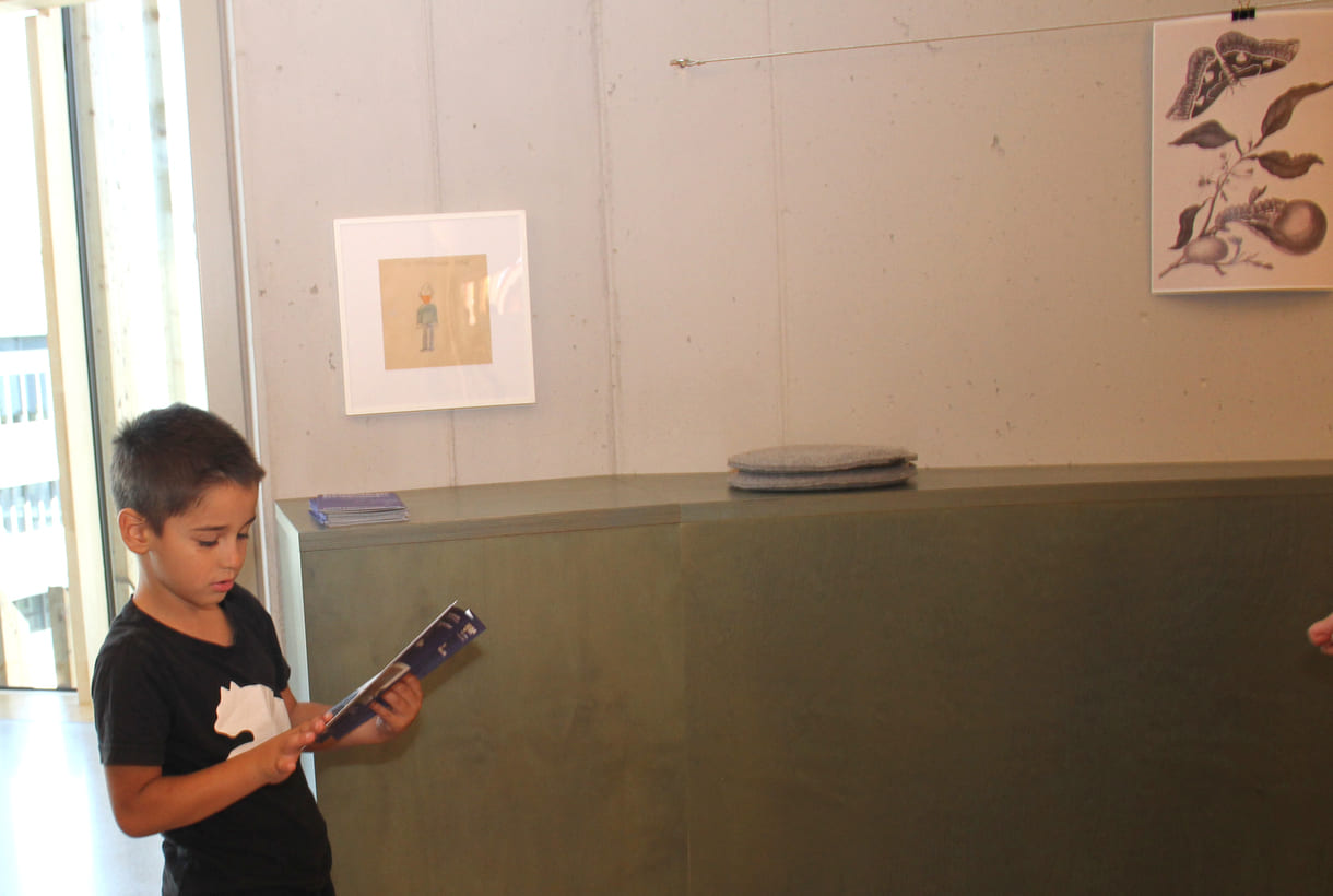 Schüler mit einem der Kinder Kunst Labor-Folder