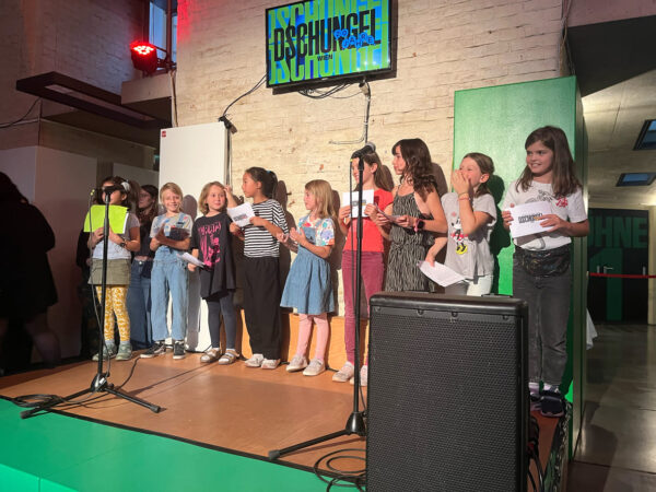 Kinder auf der Bühne im Foyer des Theaterhauses Dschungel Wien