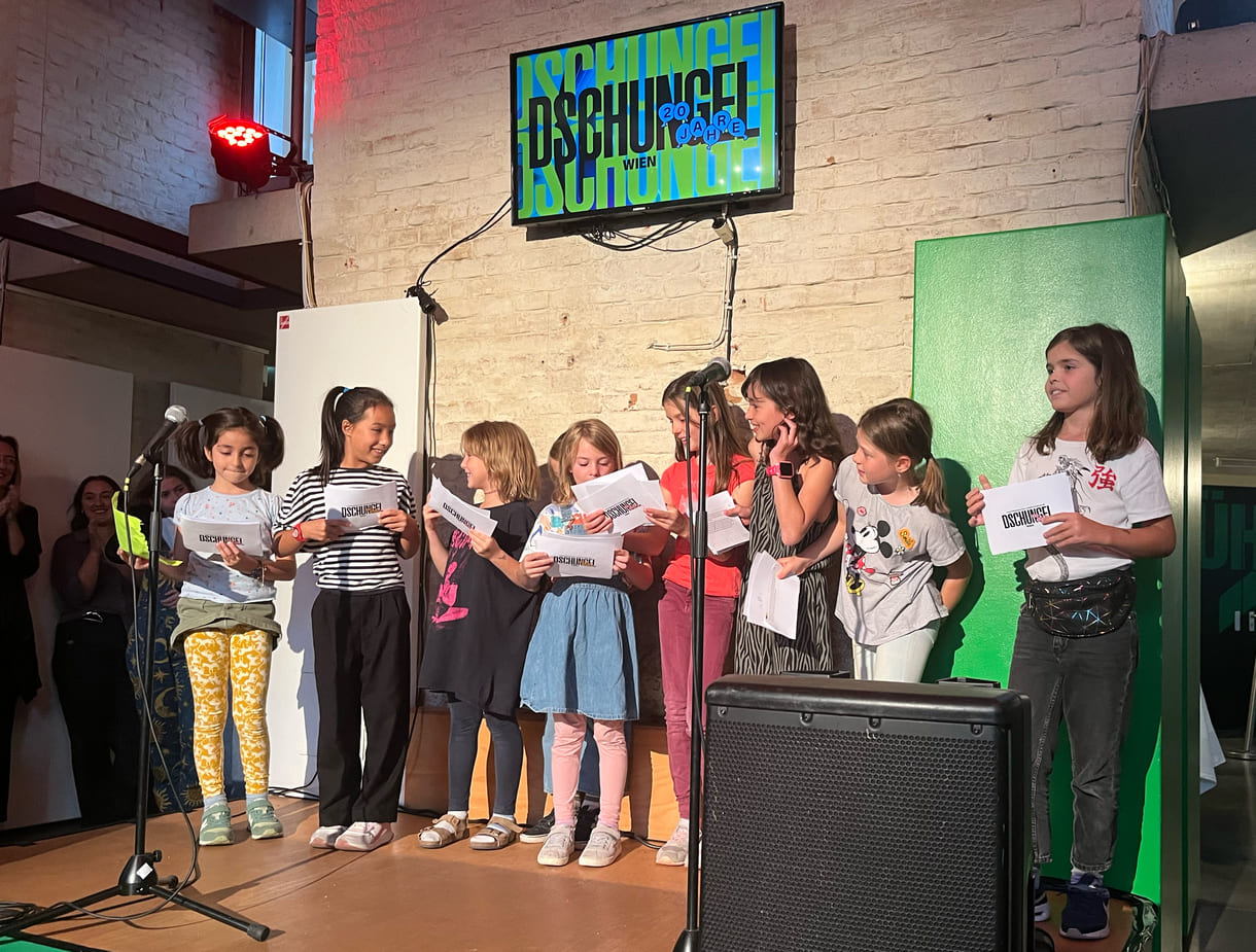 Kinder auf der Bühne im Foyer des Theaterhauses Dschungel Wien