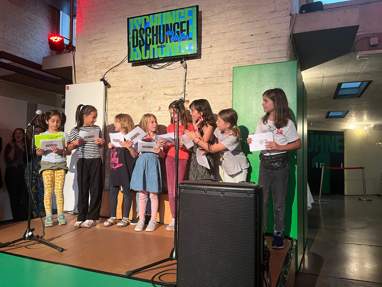 Kinder auf der Bühne im Foyer des Theaterhauses Dschungel Wien