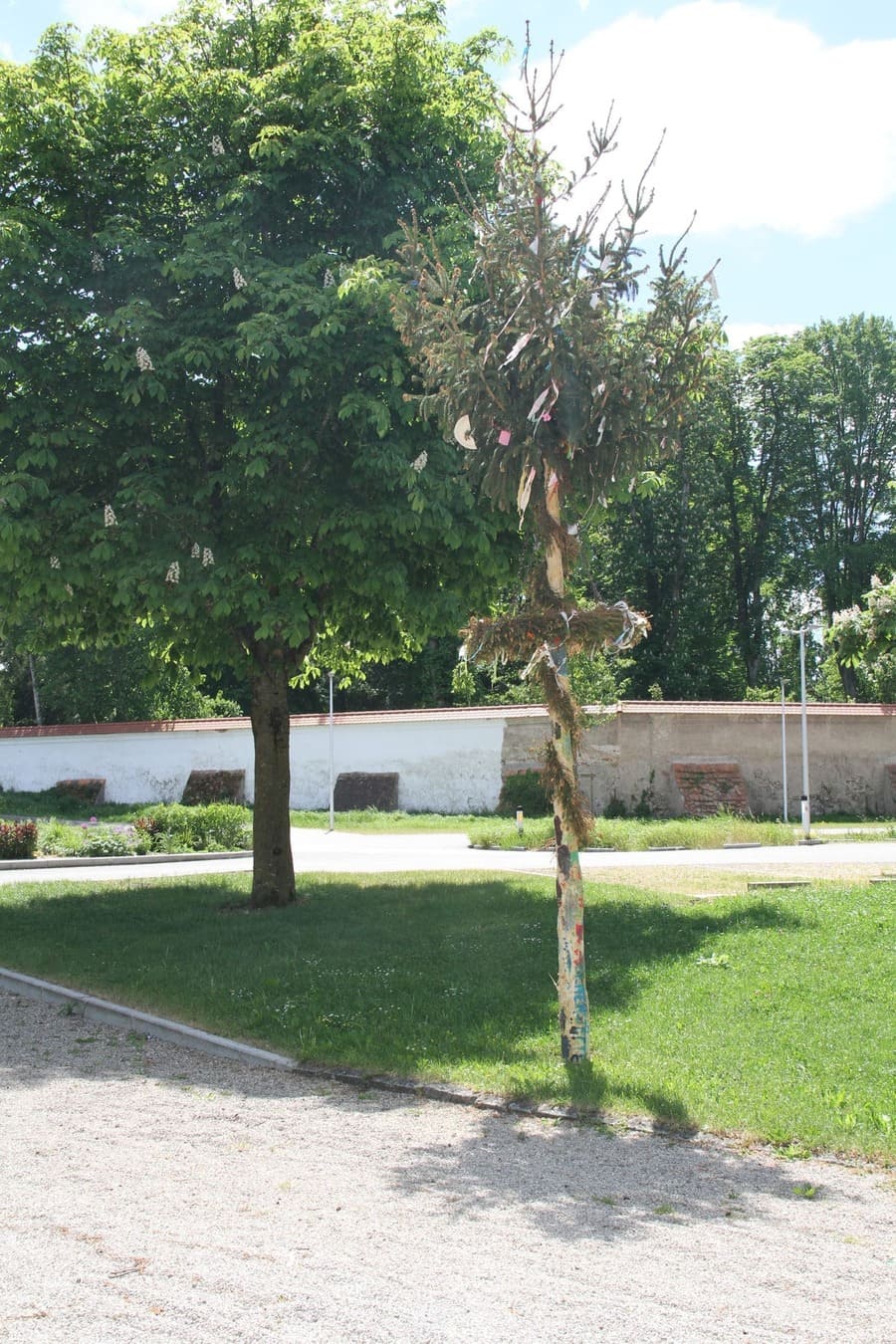 Der Kinder-Maibaum, wieder an seinem Platz