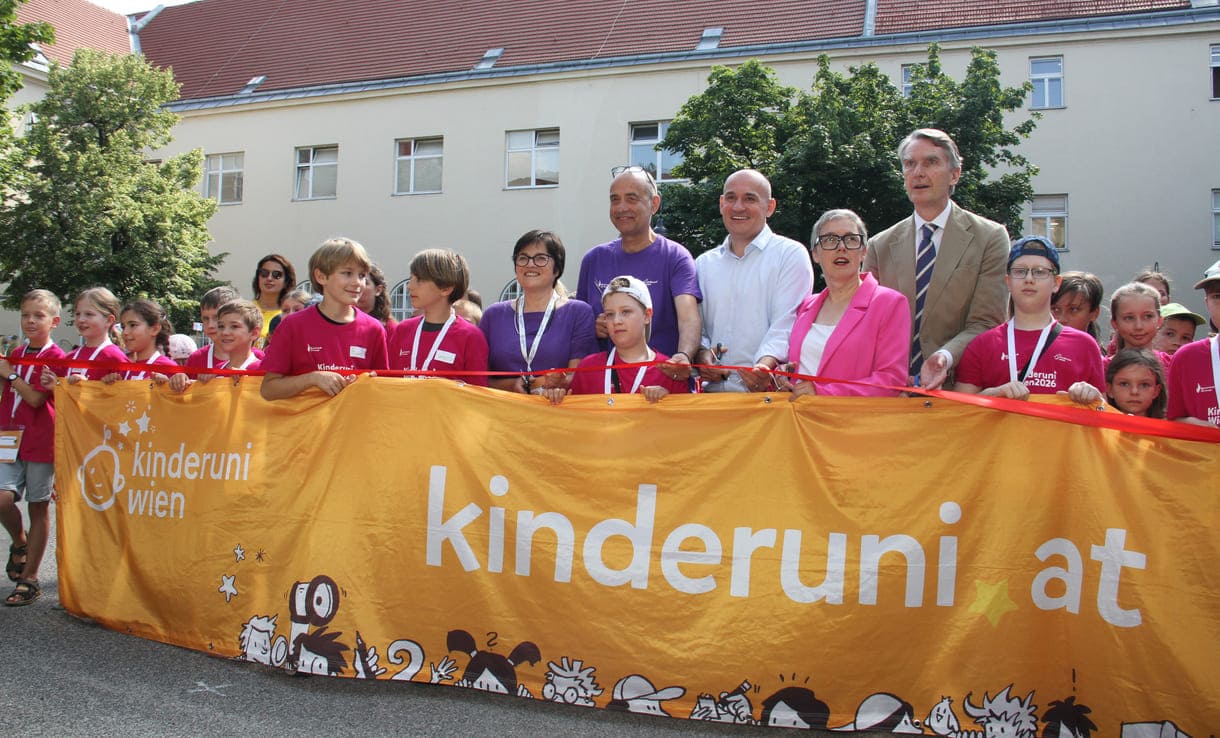 Jung-Studierende und Alt-Lehrende sowie die Organisatorin und der Hauptsponsor mit dem großen Kinderuni Wien-Transparent