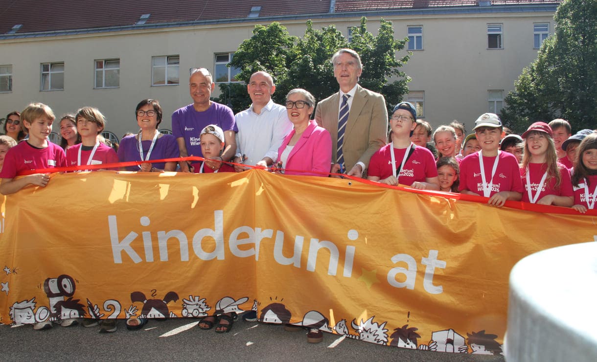 Jung-Studierende und Alt-Lehrende sowie die Organisatorin und der Hauptsponsor mit dem großen Kinderuni Wien-Transparent
