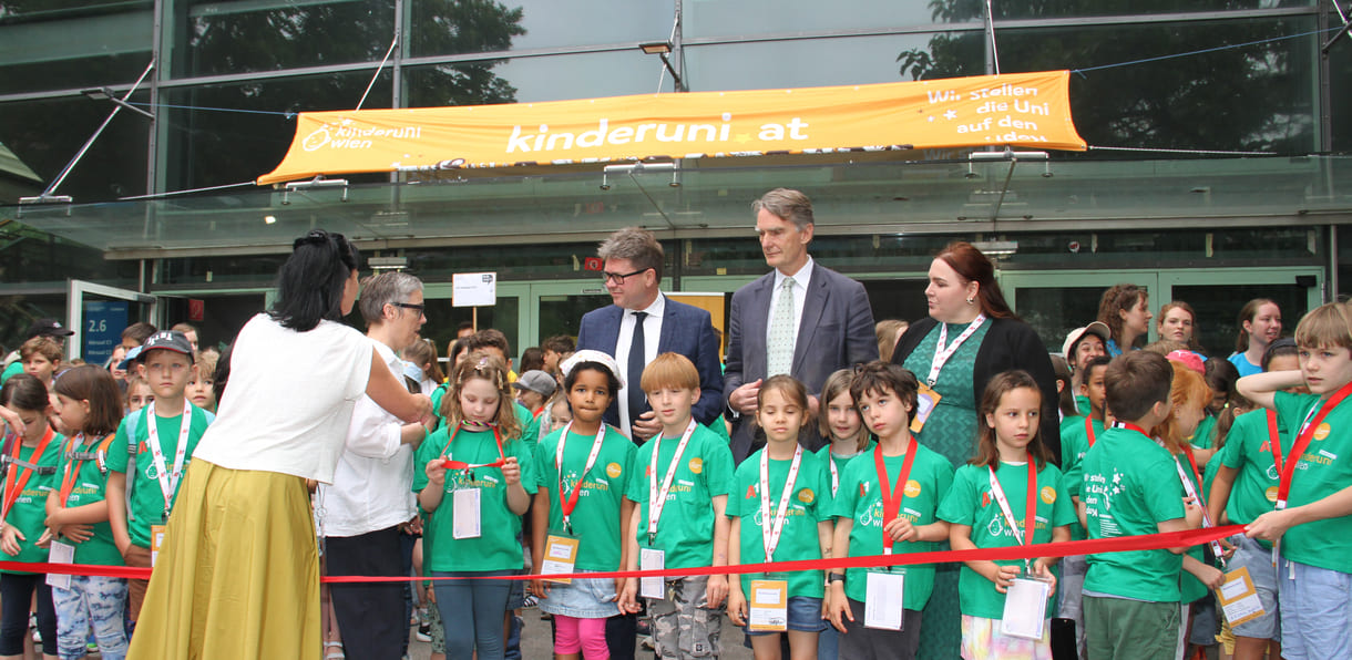 Kinder und einige Erwachsene (Promis) warten aufs Band-Durchschneiden zur offiziellen Eröffnung