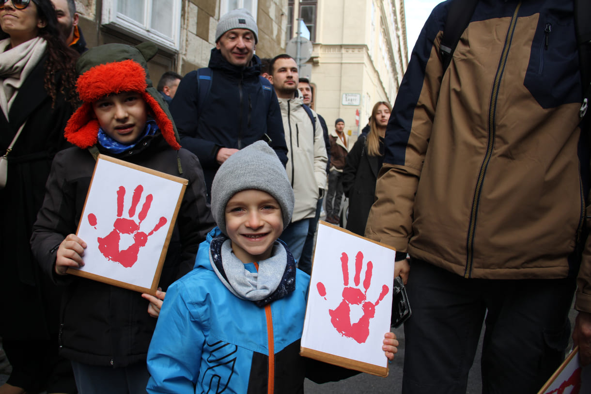 Kinder trauern um Alterskollegin und protestieren