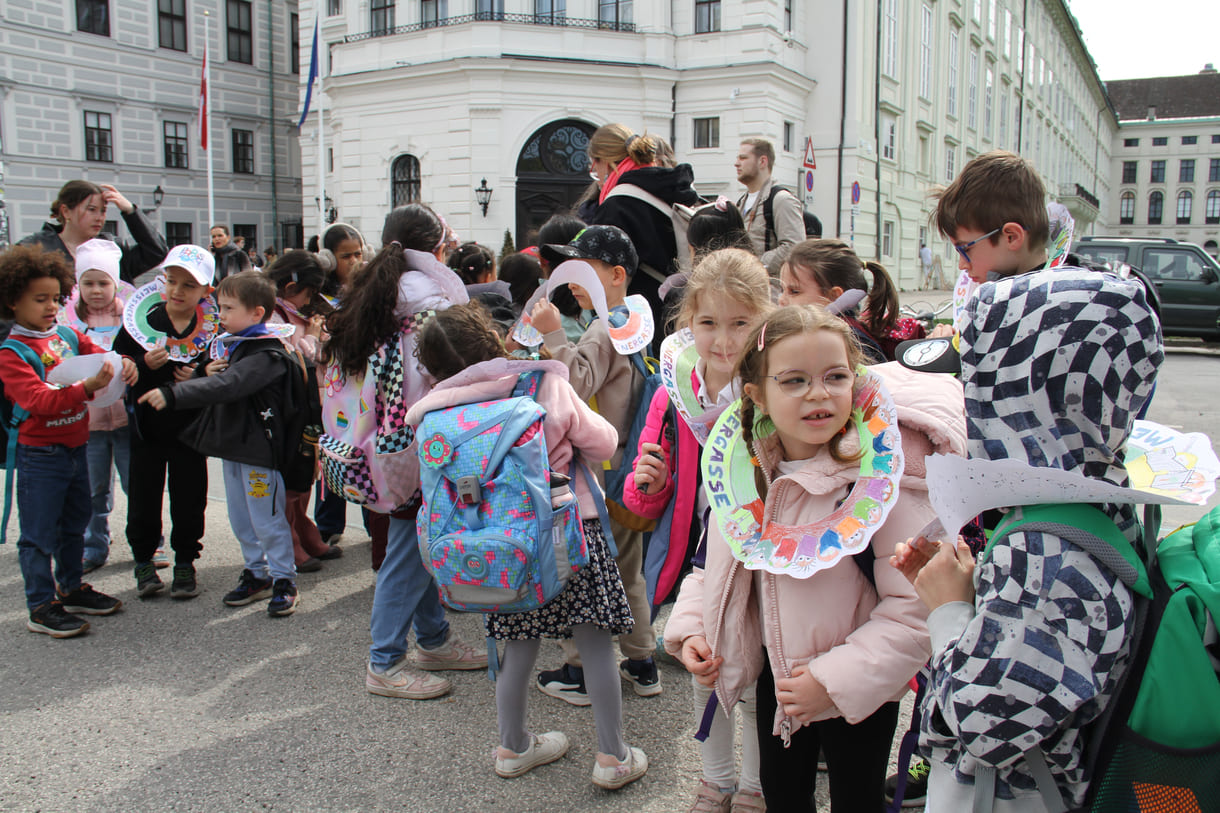 Volksschulkinder, die gerne lesen