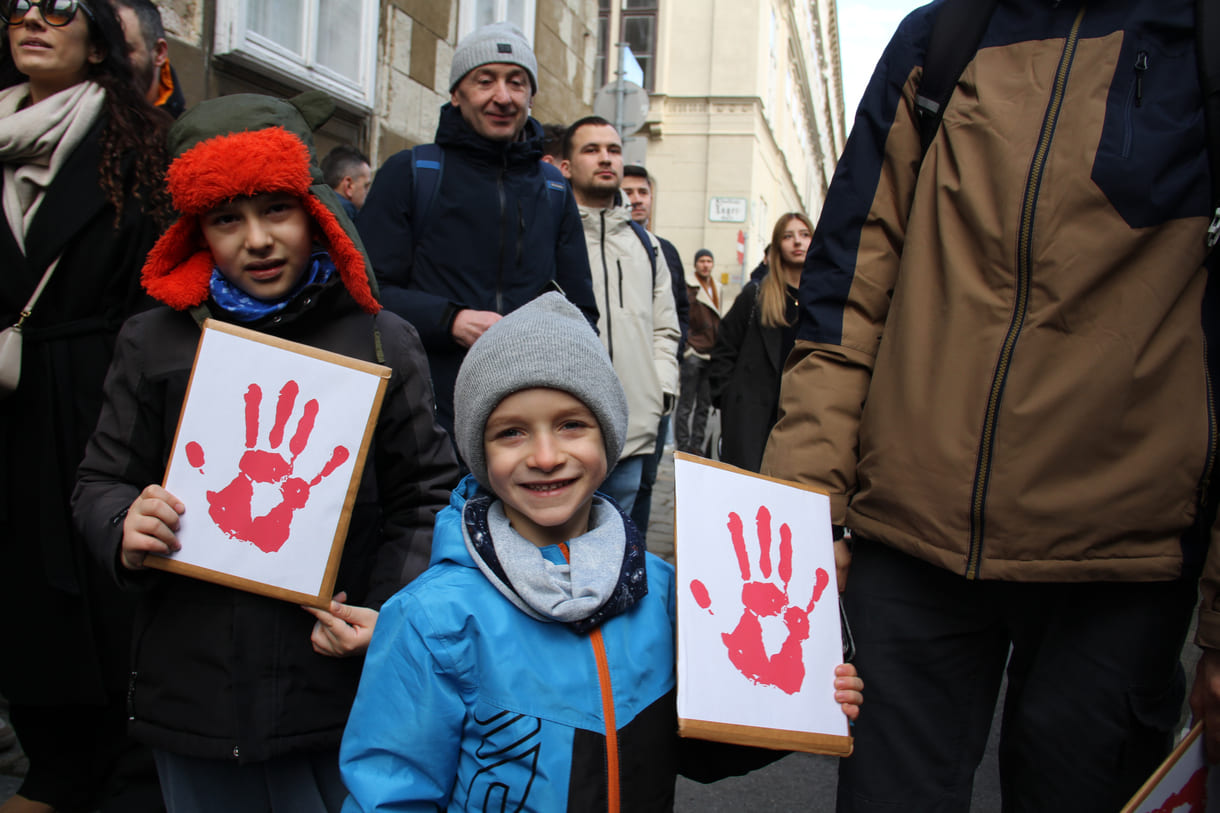 Kinder trauern um Alterskollegin und protestieren