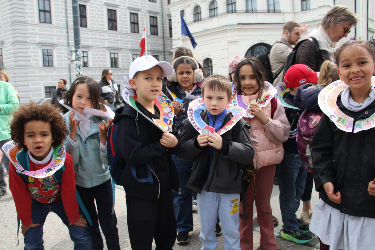 Volksschulkinder, die gerne lesen