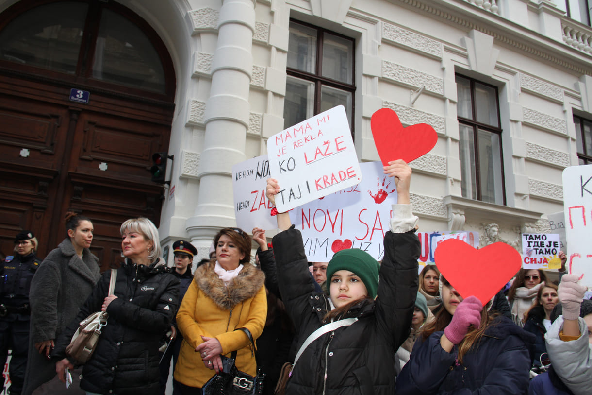 Kinder trauern um Alterskollegin und protestieren